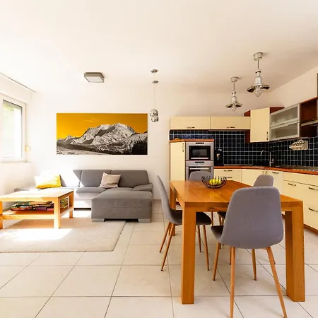 Spacious With Balcony - Private Garage Parking 公寓 *