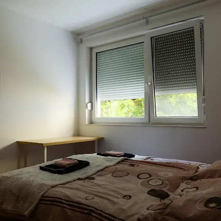 Spacious With Balcony - Private Garage Parking 公寓 *
