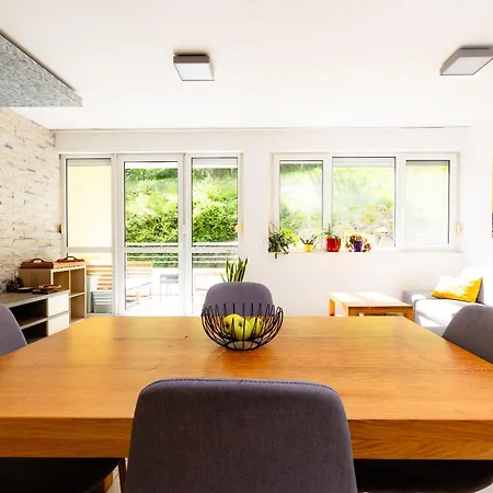 公寓 Spacious With Balcony - Private Garage Parking