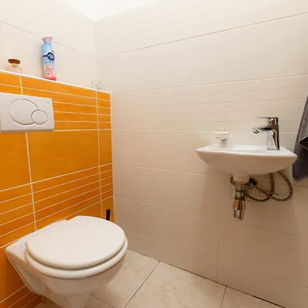 公寓 Spacious With Balcony - Private Garage Parking *