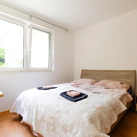 Spacious With Balcony - Private Garage Parking * 布拉迪斯拉发